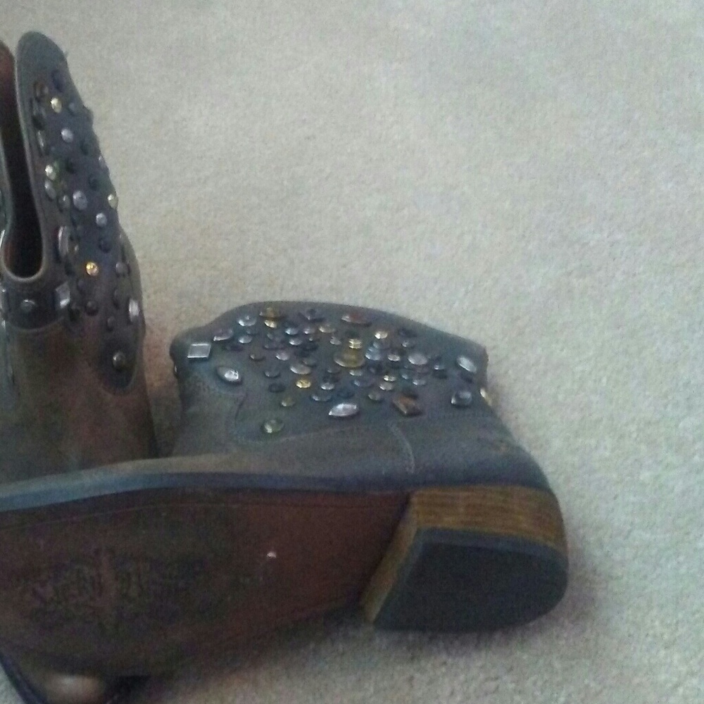 Short ankle western boot .